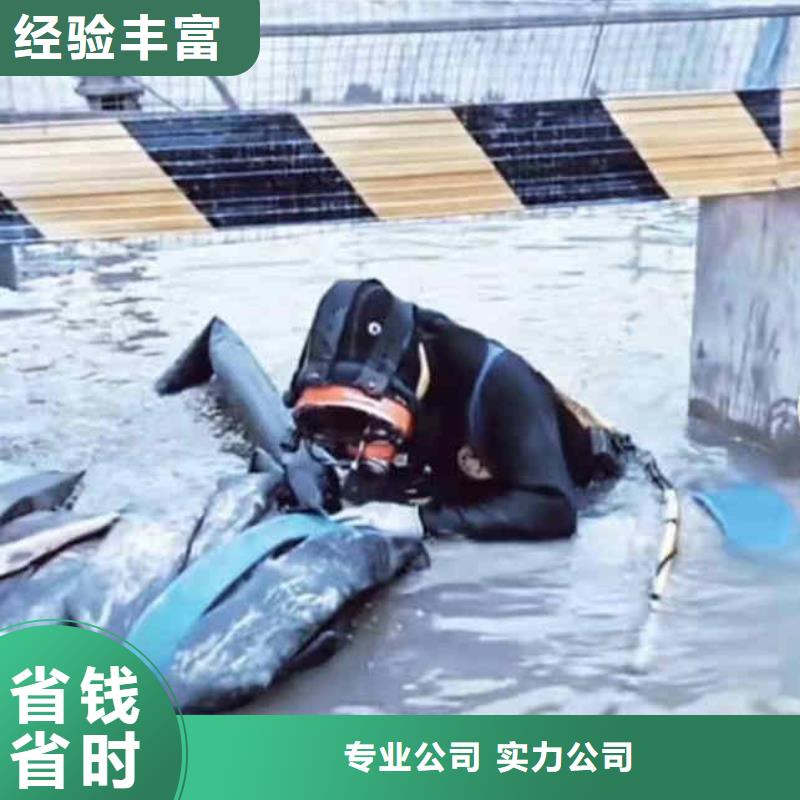 潜水员服务水下切割焊接团队