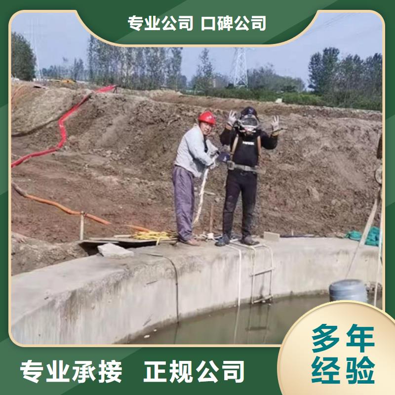 潜水员服务水下机器人快速响应