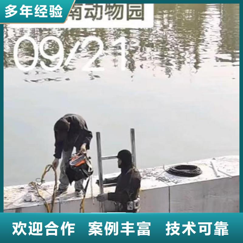 潜水员服务水下机器人快速响应
