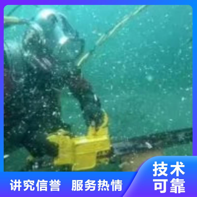 经验丰富的潜水员管道带水拆堵头基地