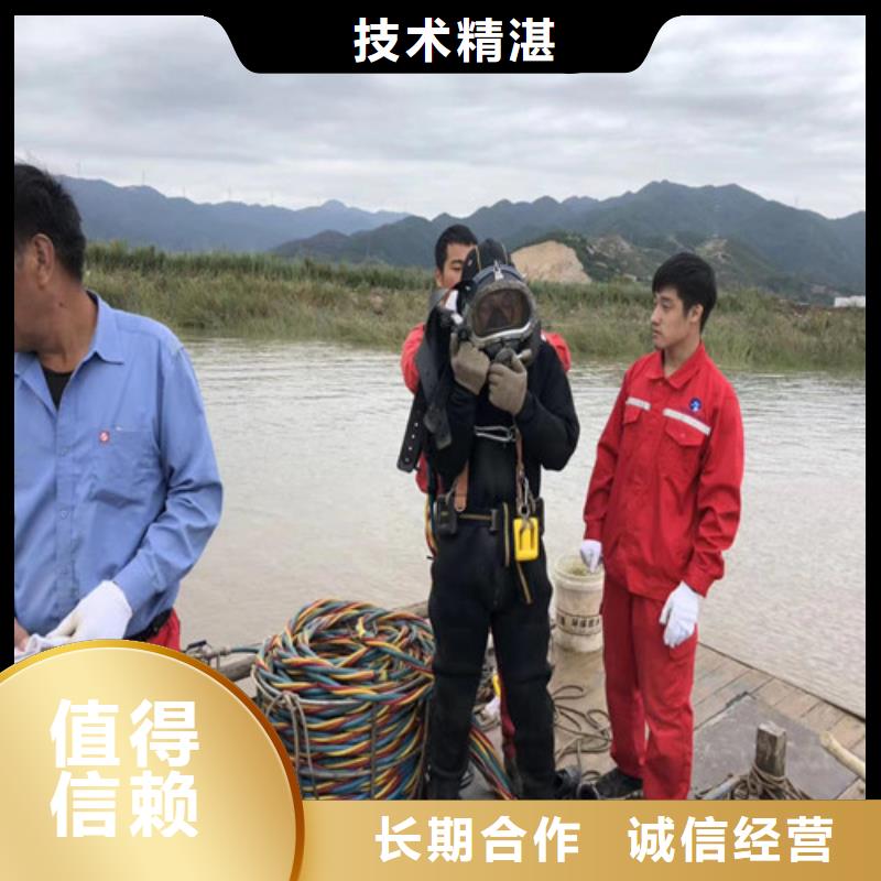 规格齐全的潜水员水里冲淤泥基地