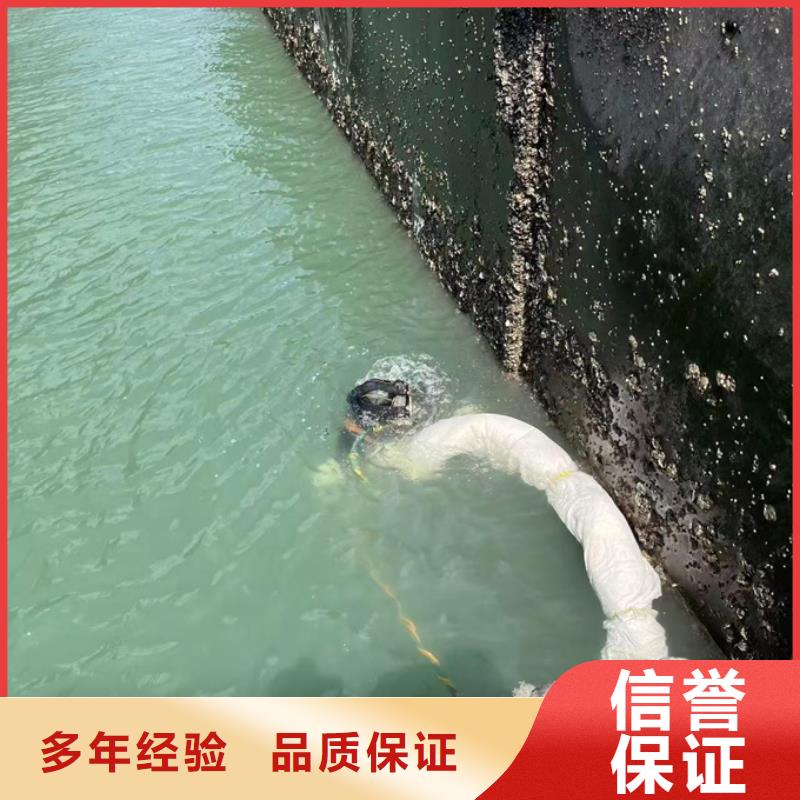 潜水员水下作业队伍经验丰富
